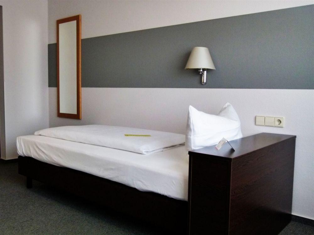 Akzent Hotel Torgauer Hof Зиндельфинген Экстерьер фото