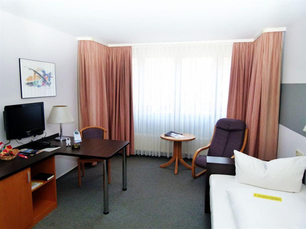 Akzent Hotel Torgauer Hof Зиндельфинген Экстерьер фото