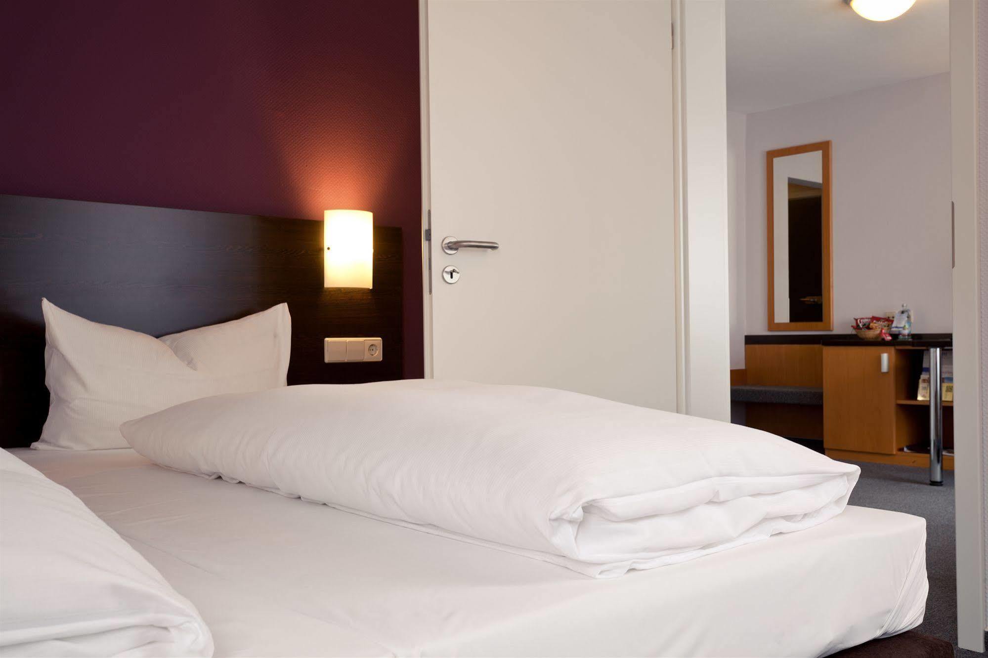 Akzent Hotel Torgauer Hof Зиндельфинген Экстерьер фото