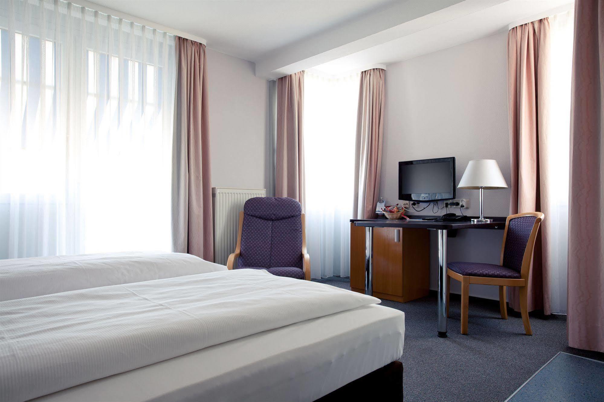 Akzent Hotel Torgauer Hof Зиндельфинген Экстерьер фото