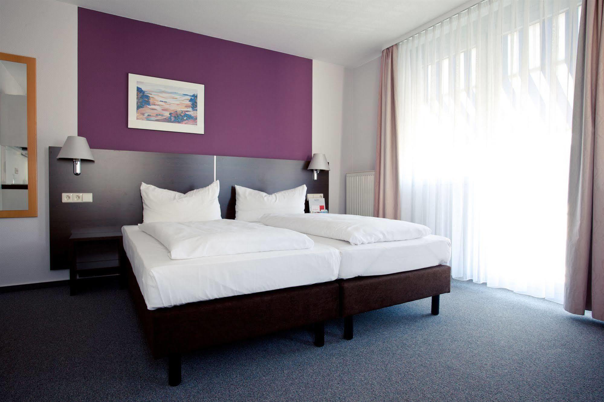 Akzent Hotel Torgauer Hof Зиндельфинген Экстерьер фото