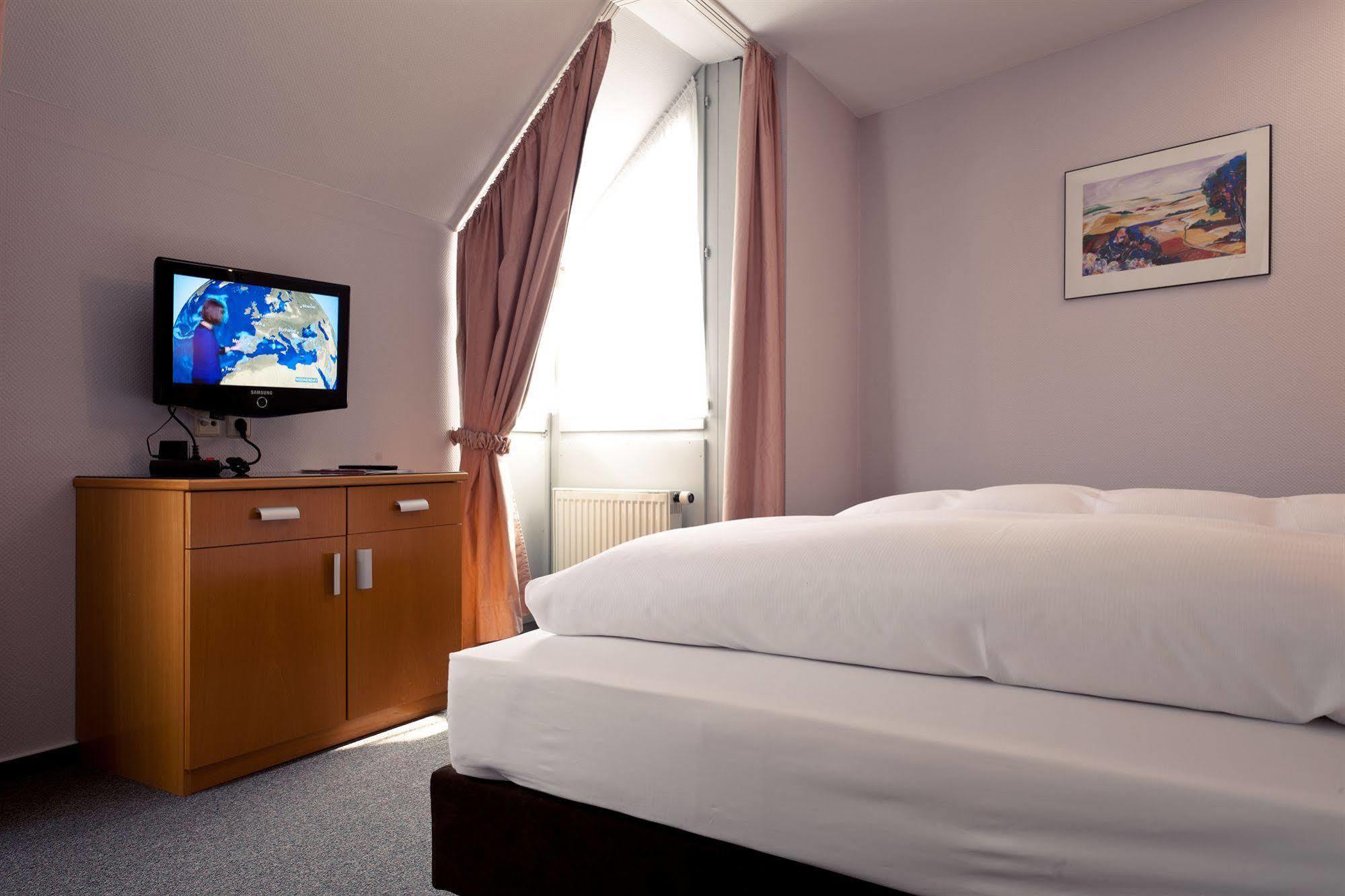 Akzent Hotel Torgauer Hof Зиндельфинген Экстерьер фото