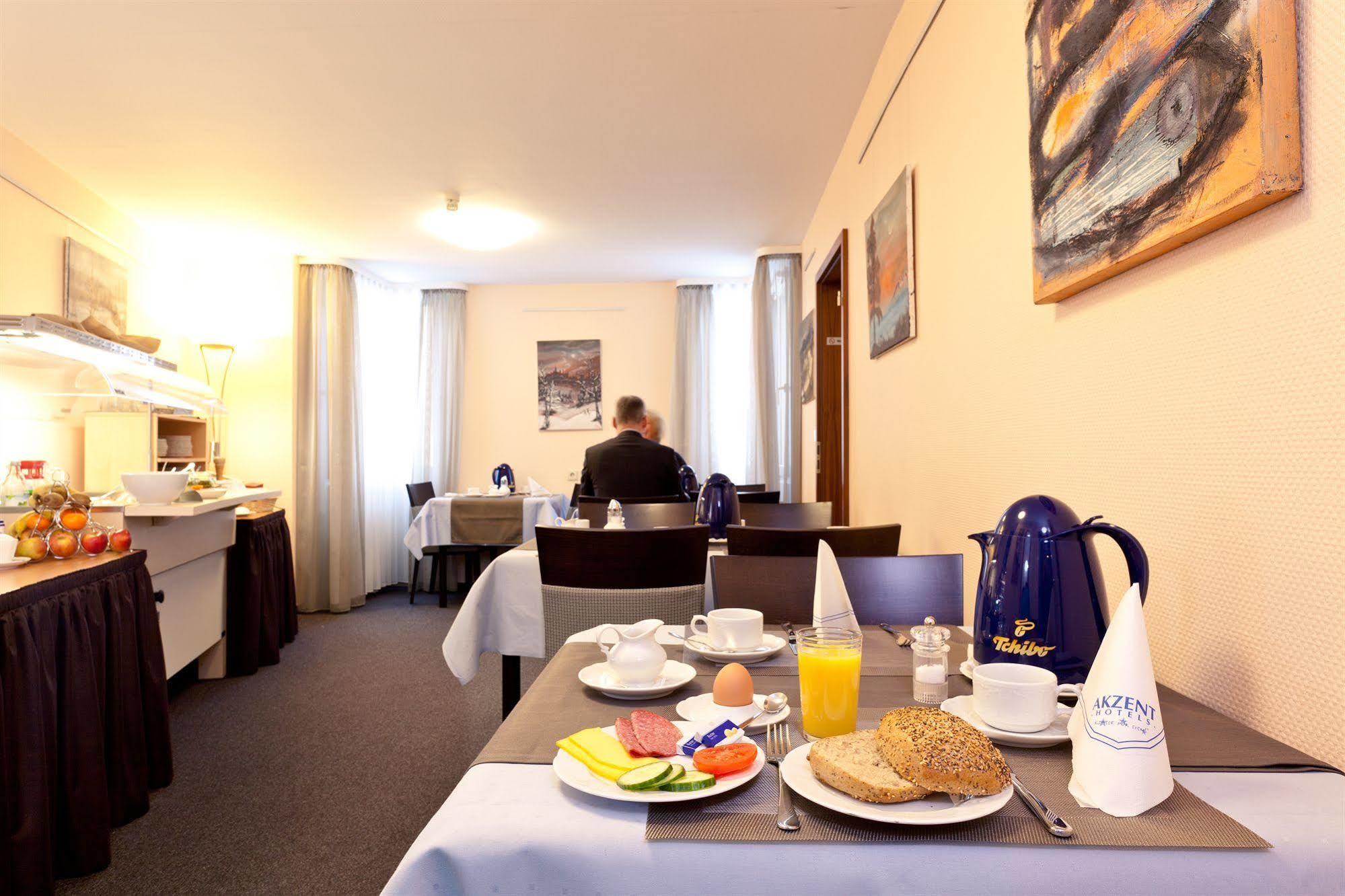 Akzent Hotel Torgauer Hof Зиндельфинген Экстерьер фото