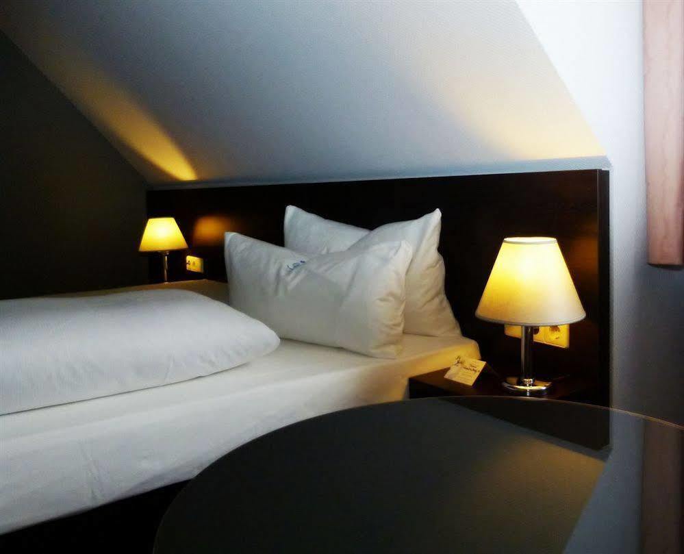 Akzent Hotel Torgauer Hof Зиндельфинген Экстерьер фото